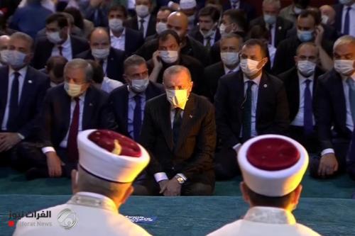 شاهد.. أردوغان يفاجئ مصلي صوفيا بتلاوة القران والخطيب يحمل سيفاً