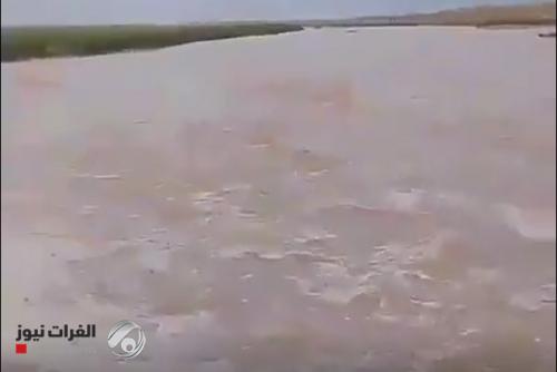 بالفيديو.. أمطار غزيرة في حدود إيران ترفع منسوب نهر عراقي