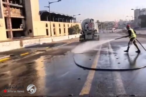بالفيديو.. تنظيف جسر الجمهورية بعد انسحاب المتظاهرين منه الى ساحة التحرير