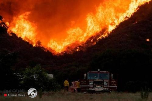 حريق ضخم بكاليفورنيا يجبر الآلاف على ترك منازلهم