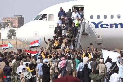 بالفيديو والصور.. لحظة الانفجار في مطار عدن لدى وصول حكومة هادي