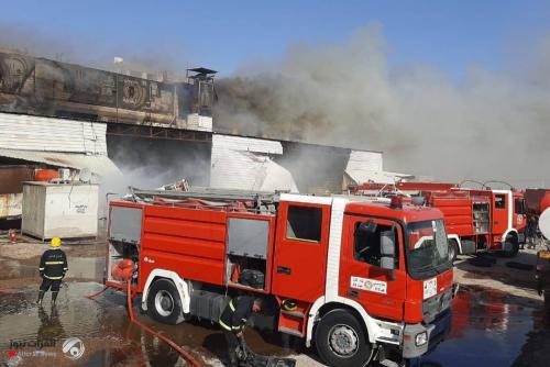 بالصور.. استنفار 20 فرقة لاطفاء حريق في شركة تجارية غربي بغداد