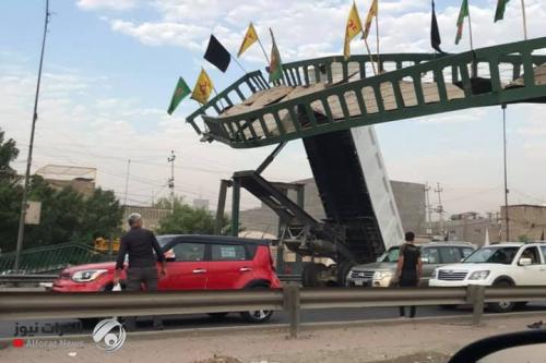 بالصور.. حادث اصطدام شاحنة نقل بجسر مشاة يشل حركة سريع محمد القاسم