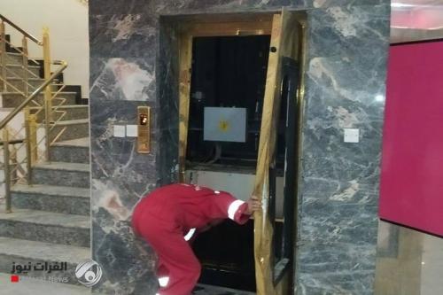 بالصور.. إنقاذ امرأتين علقتا في مصعد داخل مول وسط الحلة