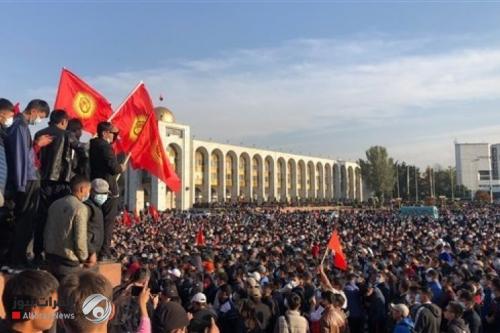 قرغيزستان.. متظاهرون يقتحمون مقر السلطة ويطلقون سراح الرئيس السابق