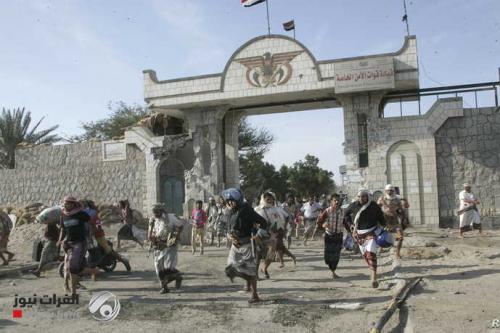 بالصور.. متظاهرون يقتحمون القصر الرئاسي في العاصمة اليمنية