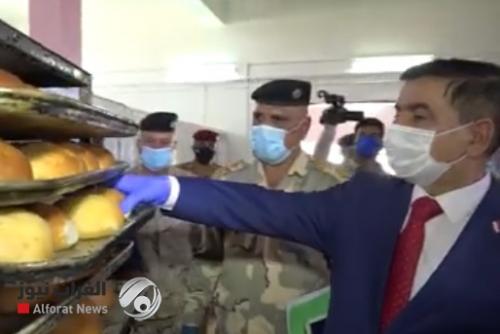 بالفيديو.. وزير الدفاع يفحص "صمون الجيش"