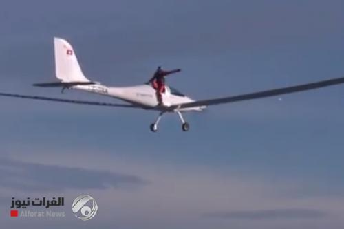 بالفيديو.. أول قفزة في العالم من طائرة تعمل بالطاقة الشمسية في سويسرا