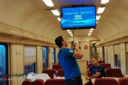 المباشرة بنصب وتشغيل شاشات العرض داخل عربات قطار المسافرين