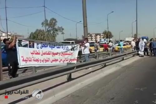 بالفيديو.. ملحقون ومستقيلون من الداخلية يقطعون سريع محمد القاسم