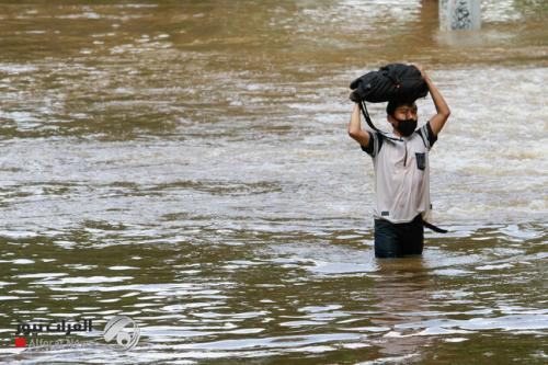مصرع واصابة نحو 30 شخصا جراء انهيارات طينية وفيضانات في إندونيسيا
