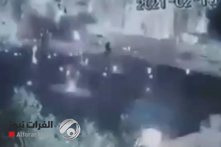 بالفيديو.. نجاة سائق دراجة هوائية بأعجوبة من قصف أربيل
