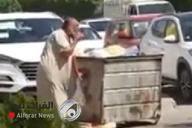 بالفيديو.. عراقي يأكل من حاوية نفايات في بغداد