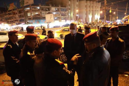 بالصور.. وزير الداخلية يفتش السيطرات ليلاً ويوجه سؤالاً للبغداديين