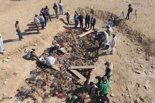 العراق يتسلم منحة مالية للبحث عن مقابر جماعية