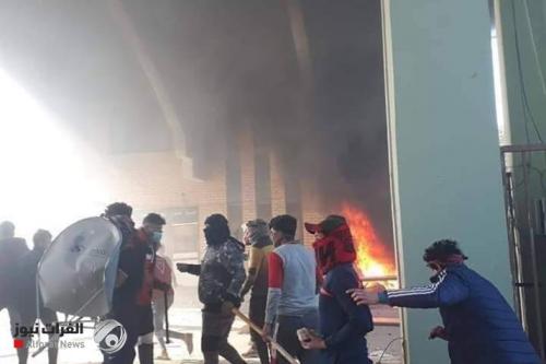 بالفيديو والصور.. ملثمون يحرقون بوابة جامعة واسط