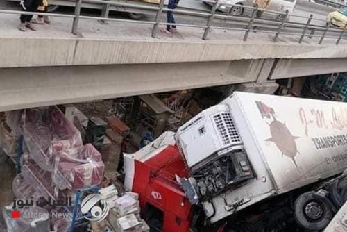 سقوط شاحنة كبيرة من سريع محمد القاسم في بغداد