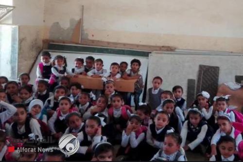 بالفيديو.. ضابط في ميسان يعلم الاطفال في المدرسة بسبب عدم حضور المعلمين