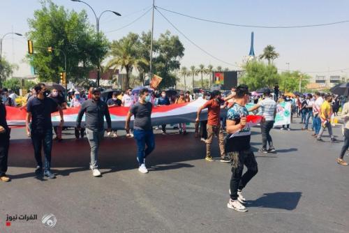 بالصور.. حملة الشهادات العليا يتظاهرون ويغلقون شارعاً حيوياً في بغداد