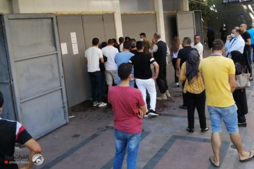 بالصور.. مواطن لبناني يحاول إحراق نفسه أمام مصرف في صيدا