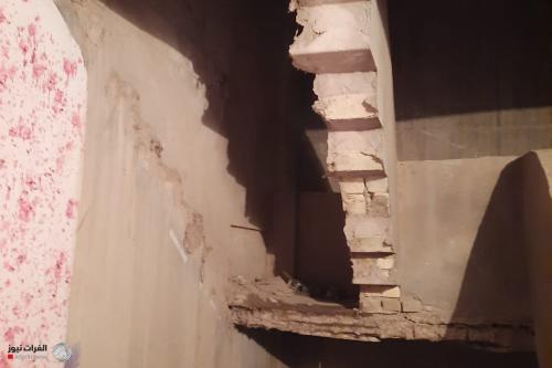 بالصور.. انقاذ عائلتين بعد انهيار سلم بناية يسكنوها بميسان