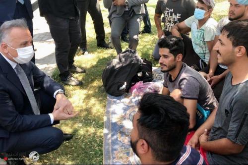 الكاظمي يلتقي المعتصمين المطالبين بفرص عمل وسط بغداد