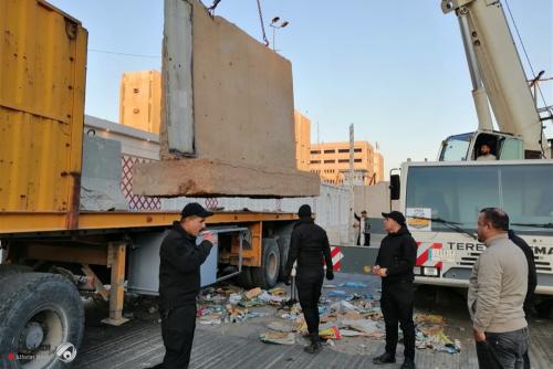 بالصور.. رفع الكتل الكونكريتية من تقاطع وزارة الخارجية وسط بغداد