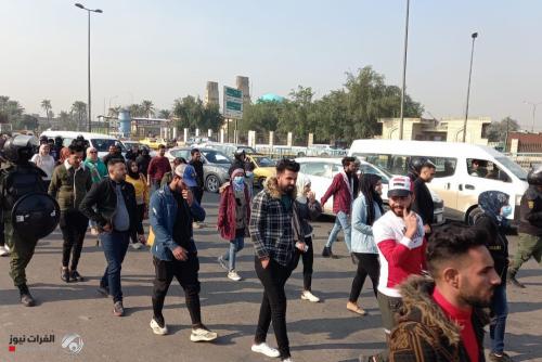 بالصور.. معتصمو كليات الاعلام ينظمون مسيرة وسط بغداد للمطالبة بفرص عمل