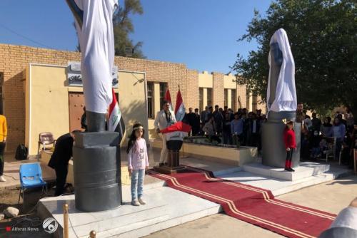 بالصور.. نصب تماثلين أحدهما لأول رئيس عراقي منتخب في مدخل متحف الناصرية