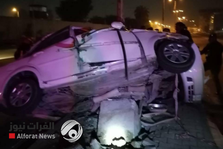 إنقاذ مواطن بعد اصطدامه بعمود إنارة اثناء قيادته السيارة وسط بغداد