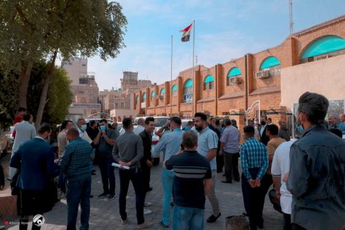 بالصور.. موظفو بلدية كربلاء ينظمون وقفة احتجاجية بسبب تأخر الرواتب