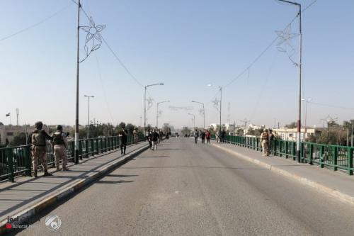 بالصور.. محتجون يغلقون جسرين وسط الناصرية