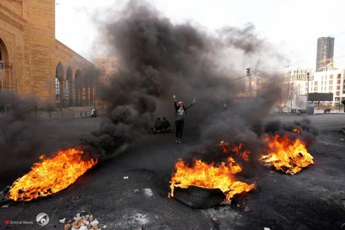 لبنان.. المتظاهرون يواصلون قطع الطرقات احتجاجاً على الأوضاع المعيشية