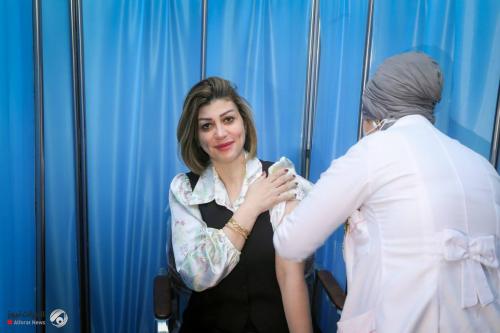 وزيرة الهجرة تتلقى لقاح كورونا وتعلن شمول نصف مليون نازح بالتطعيم