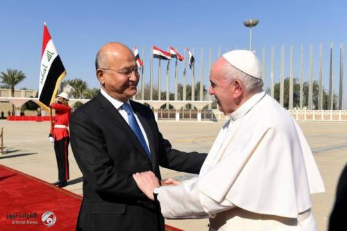 بالفيديو.. صالح يتسلم رسالة خطية من البابا