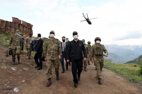 بالصور.. وزير الدفاع التركي يتفقد قاعدة عسكرية لبلاده شمالي العراق