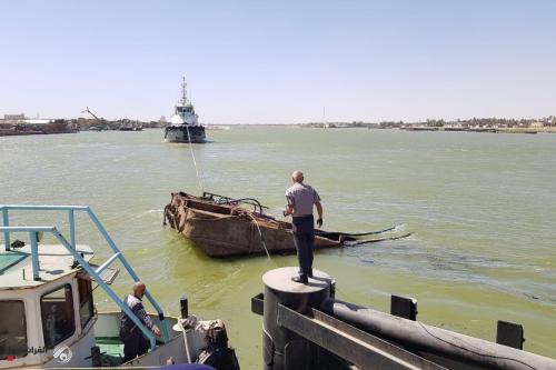 بالصور.. إنتشال غارق يعيق دخول البواخر الى ميناء عراقي