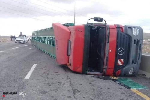 بالصور.. تضرر 17 سيارة حديثة بحادث على طريق السليمانية أربيل
