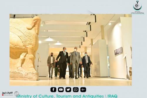 وزير الثقافة يفتتح معرضاً للقى أثرية مكتشفة حديثاً في هيأة الآثار والتراث