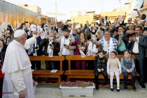 بالفيديو.. مصور أجنبي يندهش من طيبة العراقيين خلال تغطيته زيارة البابا