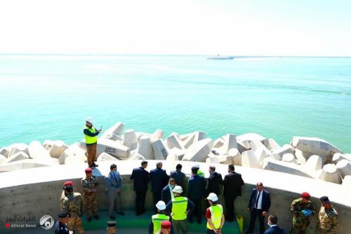 عبد المهدي يتفقد كاسر الأمواج في مشروع ميناء الفاو