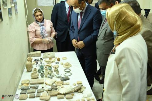 وزير الثقافة يشرف على تسليم 931 قطعة أثرية من مواطنٍ كربلائي