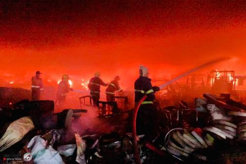 بالصور.. حريق كبير في سوق وسط بغداد و30 عجلة إطفاء تهرع لإخماده