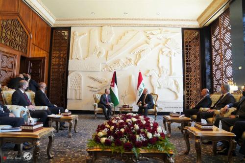 بالصور.. سر اللوحة الجدارية خلف صالح خلال استقباله السيسي وملك الأردن