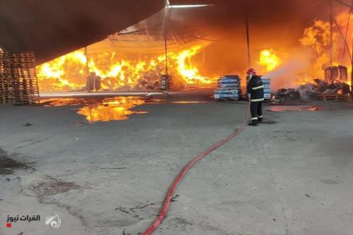 بالصور... اخماد حريق هائل اندلع داخل معمل ومخزن وخزان وقود شمال بغداد