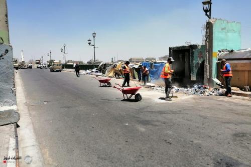 بالصور.. حملة تنظيف ورفع المشوهات عن جسر وسط بغداد