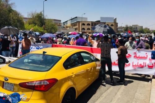 بالصور.. الشهادات العليا يقطعون الطريق أمام وزارة التعليم لإهمال مطالبهم