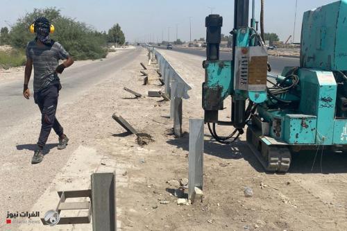 بالصور.. صيانة السياج الواقي لطريق الفرات السريع في بغداد