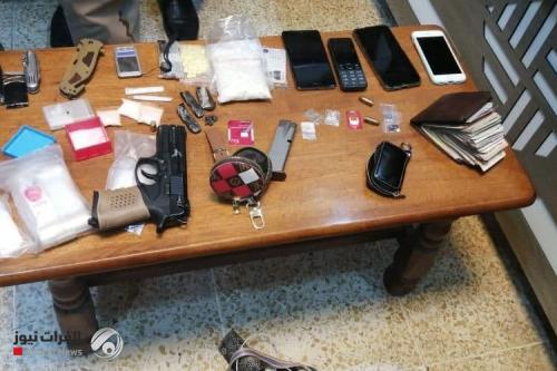 القبض على مروجي مخدرات ومتهمين "بالدكة العشائرية" ببغداد