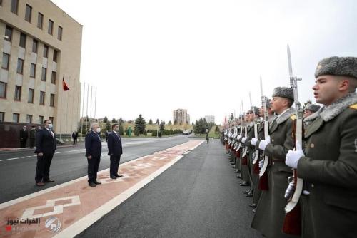 وزير الدفاع يزور أرمينيا ويلتقي كبار مسؤوليها
